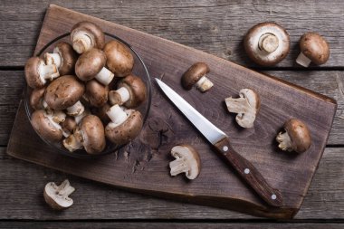 Taze çiğ Kraliyet champignon. Rustik arka plan üzerinde mantar