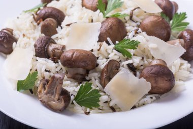 Geleneksel İtalyan risotto yabani pirinç, mantar ve parmesan ile