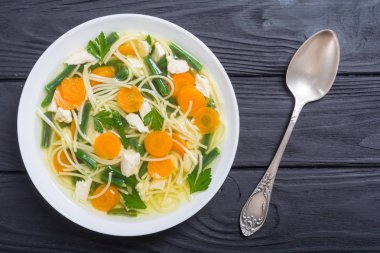 Ev yapımı tavuk çorbası erişte, havuç ve yeşil fasulye