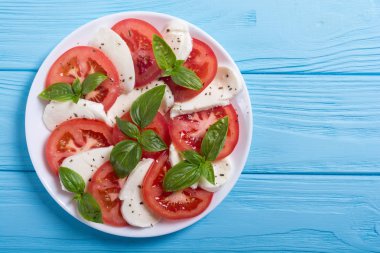 mozzarella, domates ve fesleğenli caprese salatası 
