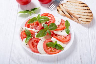 mozzarella, domates ve fesleğenli caprese salatası 