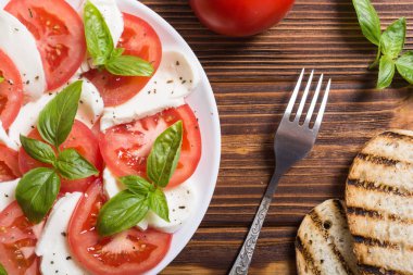 mozzarella, domates ve fesleğenli caprese salatası 