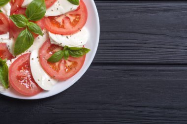 mozzarella, domates ve fesleğenli caprese salatası 