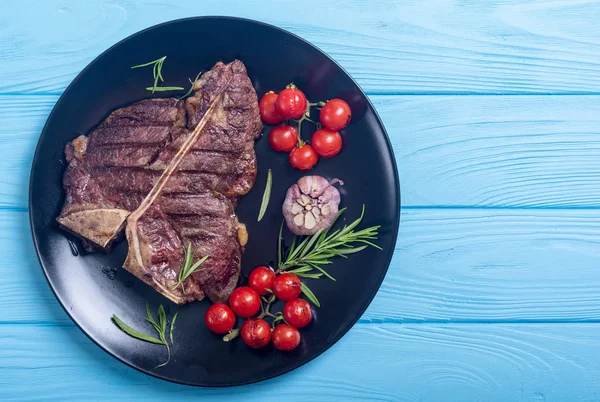 Izgara Dana biftek domates ve sarımsak ile. T-Bone