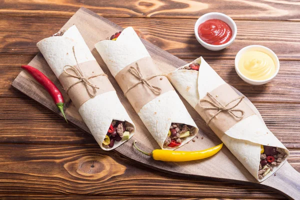 Мексиканські Burrito Яловичого Яса Квасолю Перець Чилі Авокадо — стокове фото