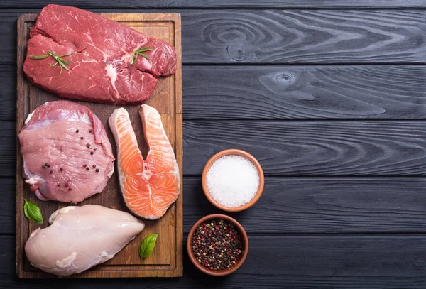 Biftek et karışımı: somon, sığır, domuz ve tavuk