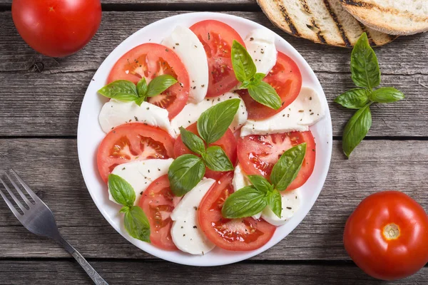 mozzarella, domates ve fesleğenli caprese salatası 