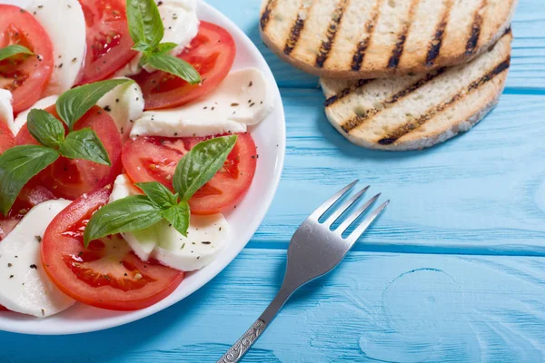 mozzarella, domates ve fesleğenli caprese salatası 