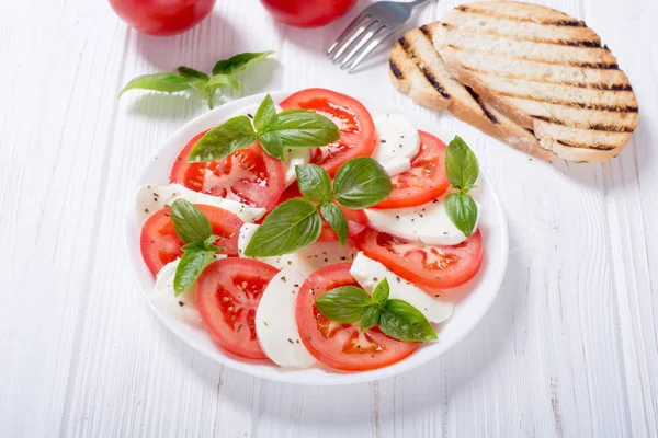 mozzarella, domates ve fesleğenli caprese salatası 