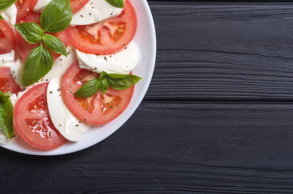 mozzarella, domates ve fesleğenli caprese salatası 