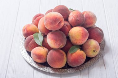 Olgun Şeftali meyve rustik arka plan üzerinde. Yaz sağlıklı gıda