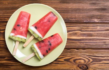 Ev yapımı dondurma karpuz ile. Taze yaz dondurma