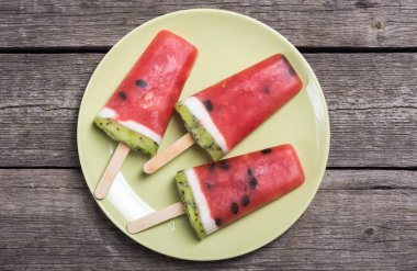 Ev yapımı dondurma karpuz ile. Taze yaz dondurma