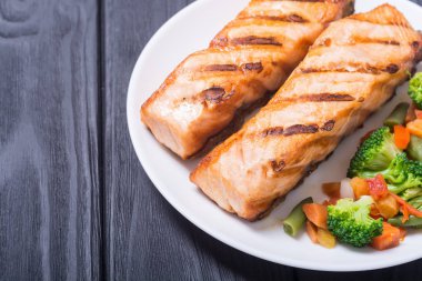 Bir tabakta sebze ile ızgara somon balık. Deniz ürünleri