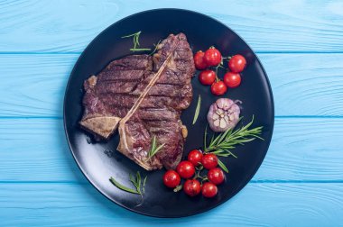 Izgara Dana biftek domates ve sarımsak ile. T-Bone