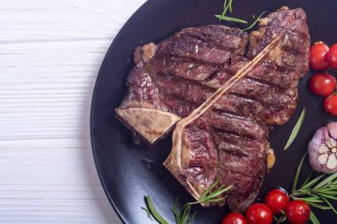Izgara Dana biftek domates ve sarımsak ile. T-Bone
