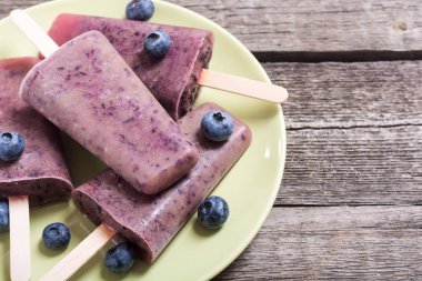 Yaban mersini ve yoğurt ile buzlu şeker. Yaz dondurma
