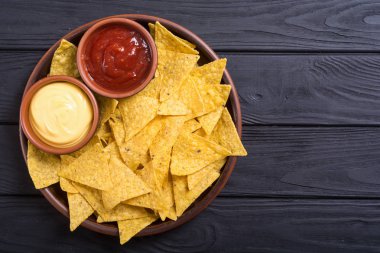 Domates ve peynir soslu çıtır cips cips. Geleneksel Meksika yemeği