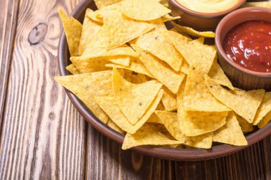 Domates ve peynir soslu çıtır cips cips. Geleneksel Meksika yemeği