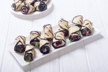 Krem peynir ve domates ile ızgara patlıcan (patlıcan) rulo