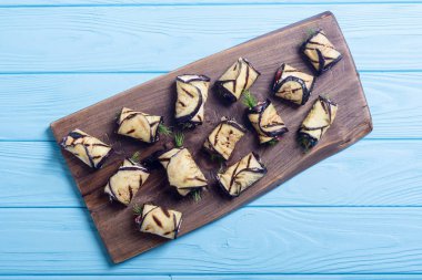 Krem peynir ve domates ile ızgara patlıcan (patlıcan) rulo