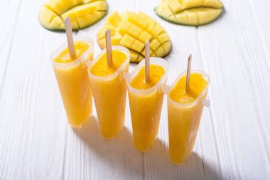 Ev yapımı mango dondurma. Yaz dondurma sağlıklı gıda