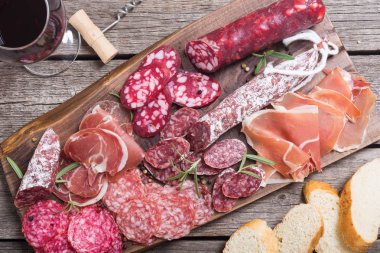 Ürün yelpazesine sosis. Jambon, salam ve jamon ahşap tahta üzerinde 