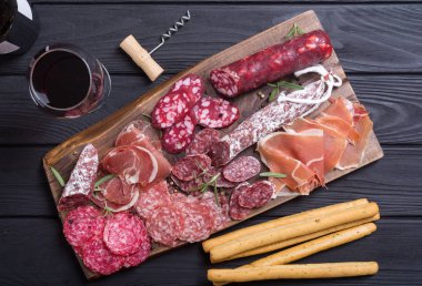 Ürün yelpazesine sosis. Jambon, salam ve jamon ahşap tahta üzerinde 