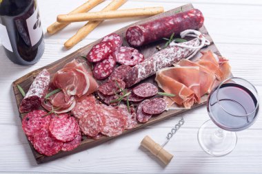 Ürün yelpazesine sosis. Jambon, salam ve jamon ahşap tahta üzerinde 