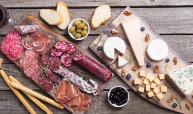 Peynir ve sosis: jambon, salam, jamon, camembert, brie, parmesan .