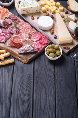 Peynir ve sosis: jambon, salam, jamon, camembert, brie, parmesan .