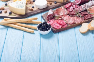 Peynir ve sosis: jambon, salam, jamon, camembert, brie, parmesan .