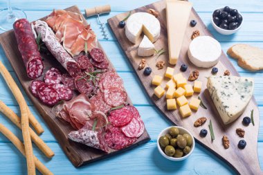 Peynir ve sosis: jambon, salam, jamon, camembert, brie, parmesan .