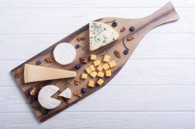 (Brie, peyniri, parmesan ve Rokfor peynir çeşitleri )