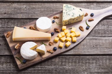 (Brie, peyniri, parmesan ve Rokfor peynir çeşitleri )