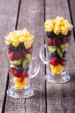 Taze meyve ve çilek salatası cam. Sağlıklı vitamin gıda arka plan .