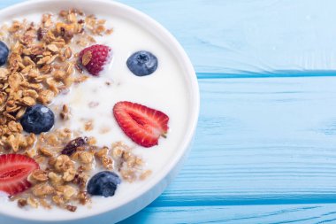 Yoğurt granola ve çilek (yaban mersini, çilek, ahududu )