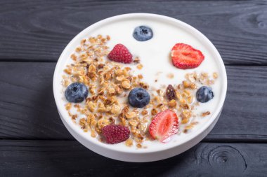 Yoğurt granola ve çilek (yaban mersini, çilek, ahududu )