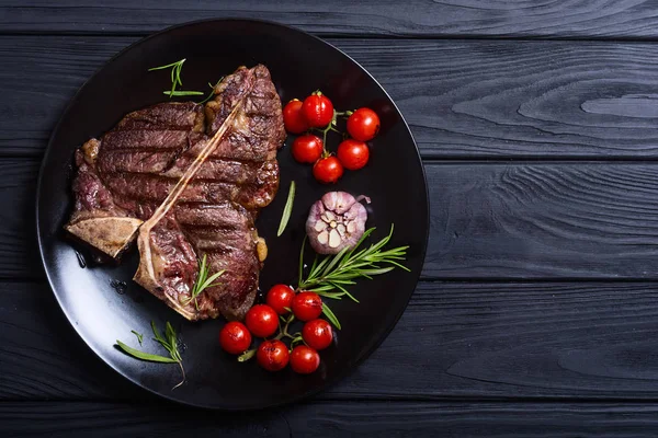 Grillad Porterhouse Nötstek Med Tomater Och Vitlök Bone — Stockfoto