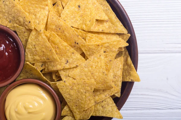 Krispiga Chips Nachos Med Tomatsås Och Ost Traditionell Mexikansk Mat — Stockfoto