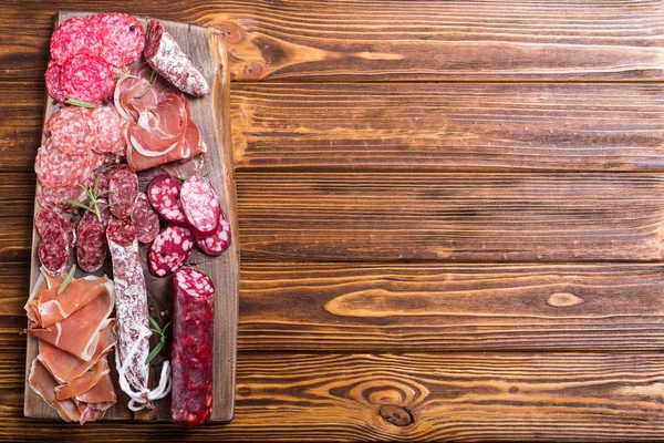 Assortimento Salsicce Prosciutto Salame Marmellata Tavola Legno — Foto Stock