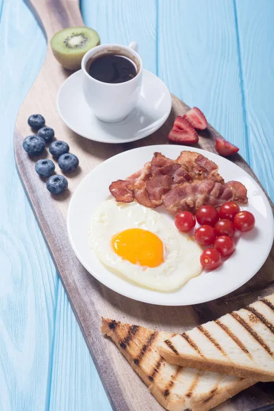 Завтрак Яйцами Беконом Помидорами Кофе Ягодами — стоковое фото