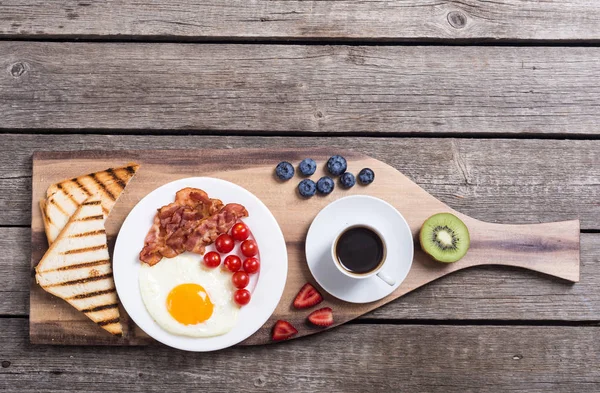 Frukost Med Ägg Bacon Tomater Kaffe Och Bär — Stockfoto