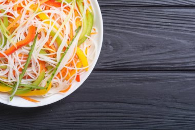 Dan Pirinç Noodle sebzeli salata. Asya gıda