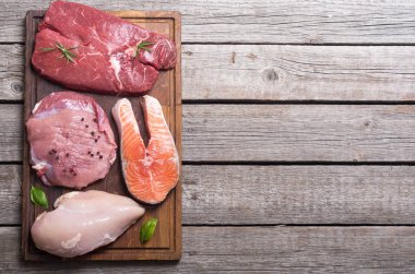 Biftek et karışımı: somon, sığır, domuz ve tavuk