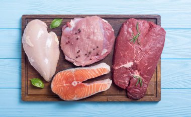 Biftek et karışımı: somon, sığır, domuz ve tavuk