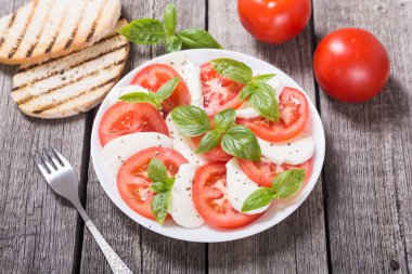 mozzarella, domates ve fesleğenli caprese salatası 