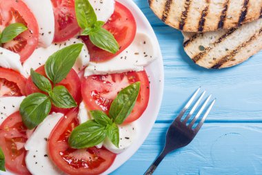 mozzarella, domates ve fesleğenli caprese salatası 