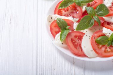 mozzarella, domates ve fesleğenli caprese salatası 