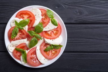 mozzarella, domates ve fesleğenli caprese salatası 